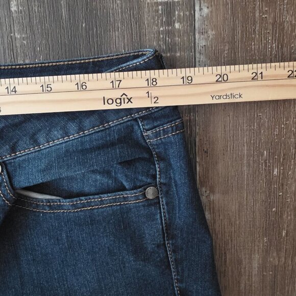 Torrid Denim Woman's Mid Rise Blue Jeans Size 14S - Picture 4 of 6